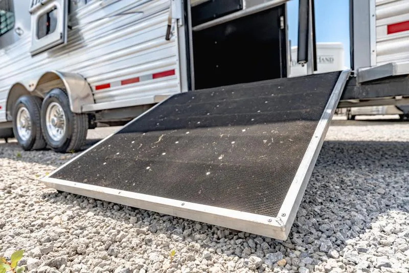 used Horse Trailers Logan Coach  for sale, in North Jackson, OH Thumbnail 12