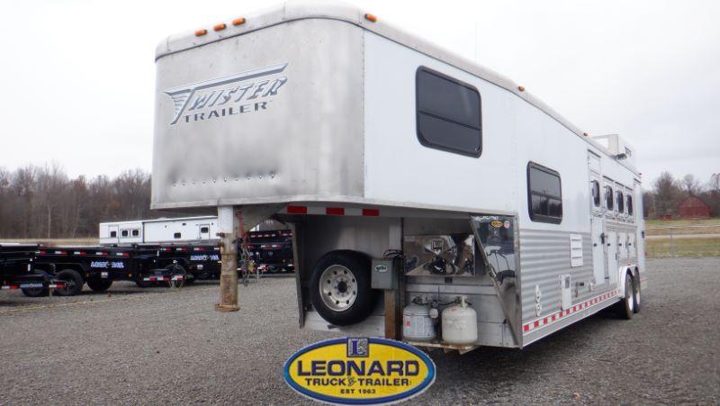 2007 TWISTER 4 HORSE SLANT LOAD 8410 GOOSENECK WITH 10' LIVING QUARTERS 2007 TWISTER 4 HORSE SLANT LOAD 8410 GOOSENECK WITH 10' LIVING QUARTERS