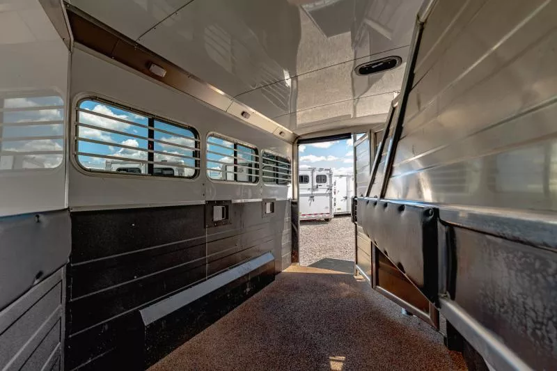 used Horse Trailers Logan Coach  for sale, in North Jackson, OH Thumbnail 18