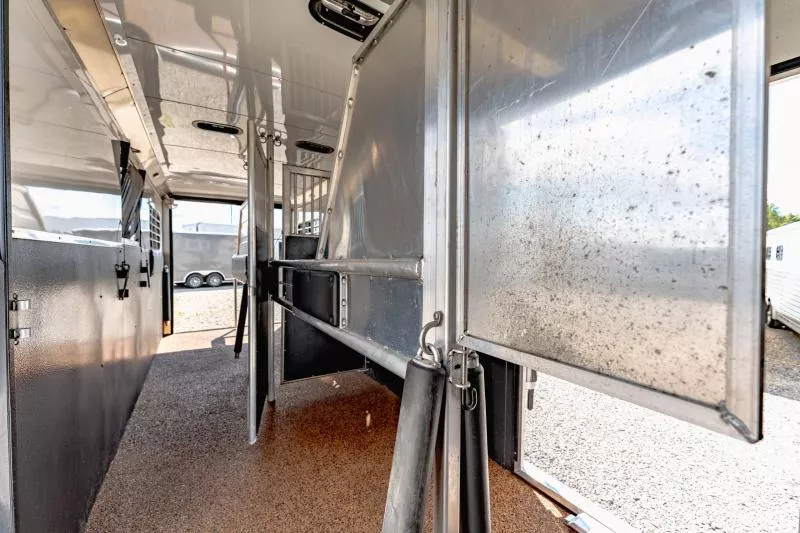 used Horse Trailers Logan Coach  for sale, in North Jackson, OH Thumbnail 20