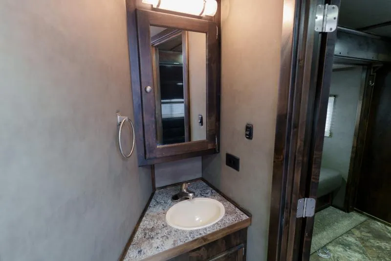 used Horse Trailers Logan Coach  for sale, in North Jackson, OH Thumbnail 27