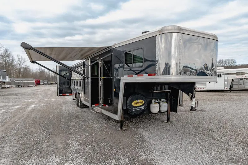 used Horse Trailers Logan Coach  for sale, in North Jackson, OH Thumbnail 12