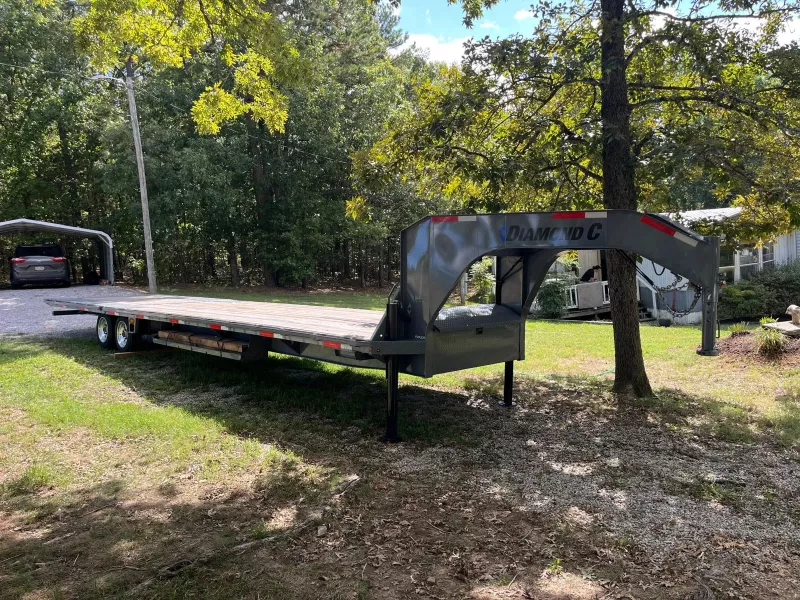 2023 Diamond C FMAX208 35’ Gooseneck