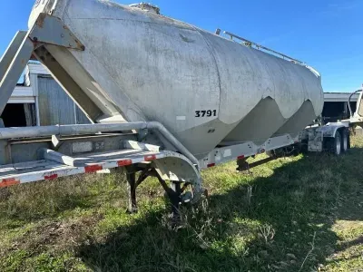 1998 J & L Pneumatic Trailer