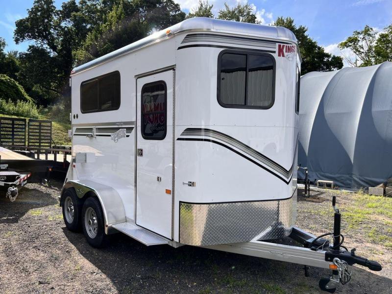 2017 Kingston Trailers Inc. Classic Elite 2 Horse Trailer w/Dressing