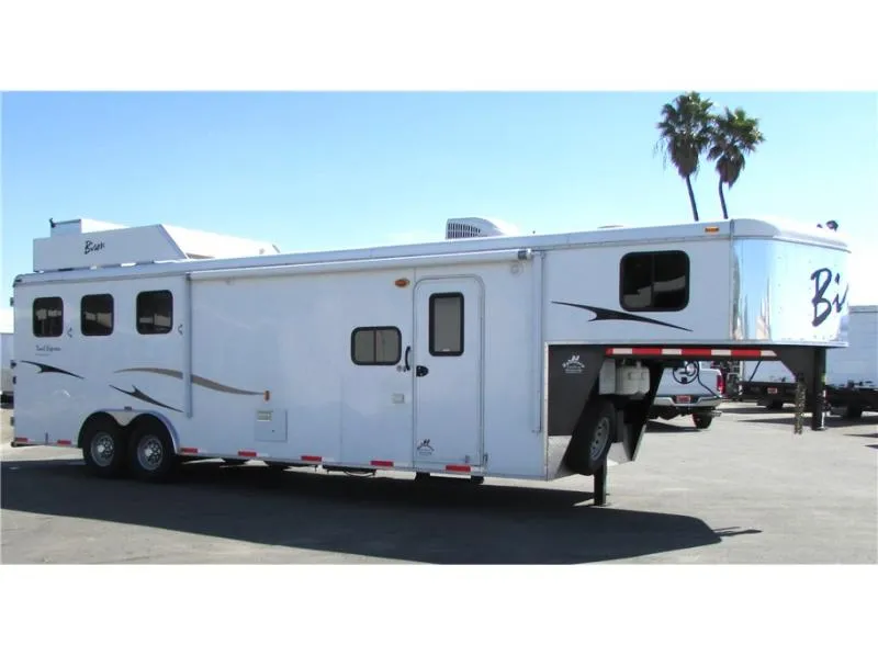 2014 Bison Trailers Trail Express 3 horse w slide