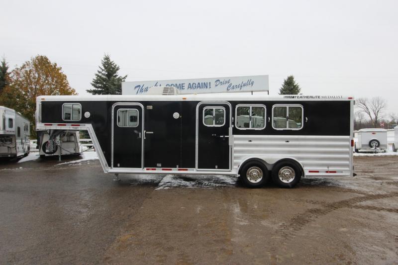 2007 Featherlite 3HR Weekender Horse Trailer 2007 Featherlite 3HR Weekender Horse Trailer