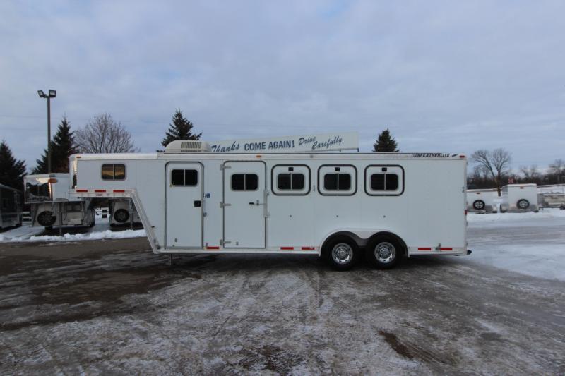 2000 Featherlite 4HR 4' Weekender Horse Trailer 2000 Featherlite 4HR 4' Weekender Horse Trailer