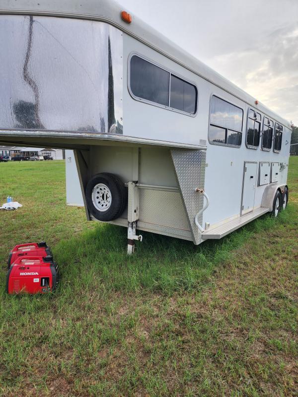 2003 Circle J Trailers weekender Horse Trailers Living Quarter