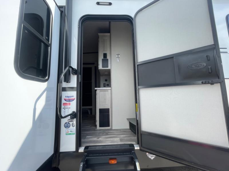 new Fifth Wheel Trailers Alliance RV Cardinal Red for sale, in Georgetown, TX Thumbnail 8