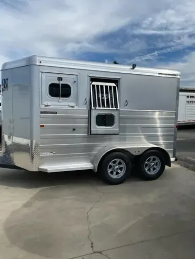 2027 Logan Coach BULLSEYE Horse Trailer