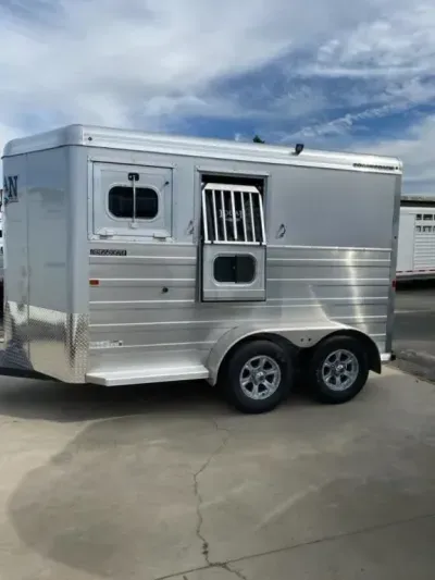 2027 Logan Coach BULLSEYE Horse Trailer