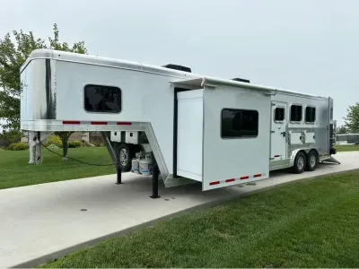 2023 Featherlite Trailers 7821 3-Horse Living Quarters Gooseneck