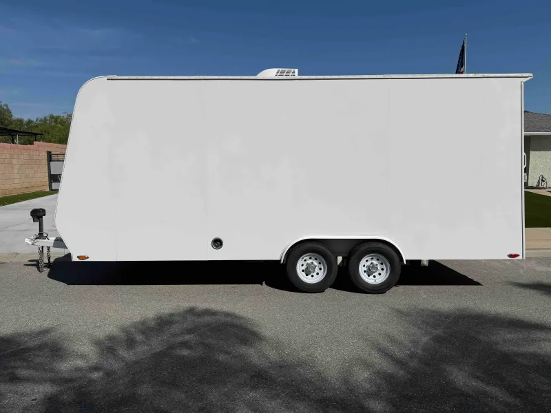2022 Universal Trailers Enclosed (premium)
