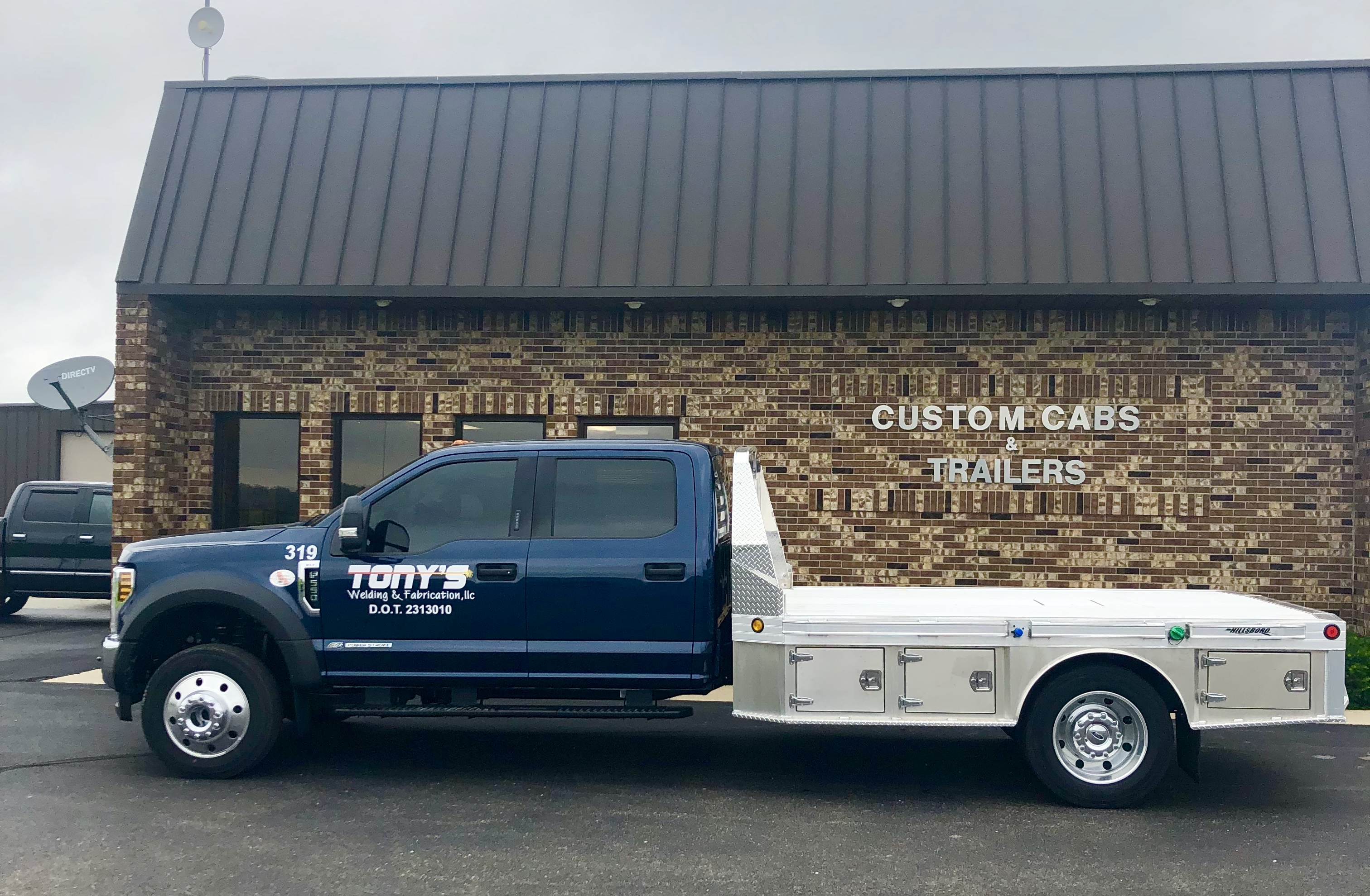 Custom Cabs And Trailers - bi20332