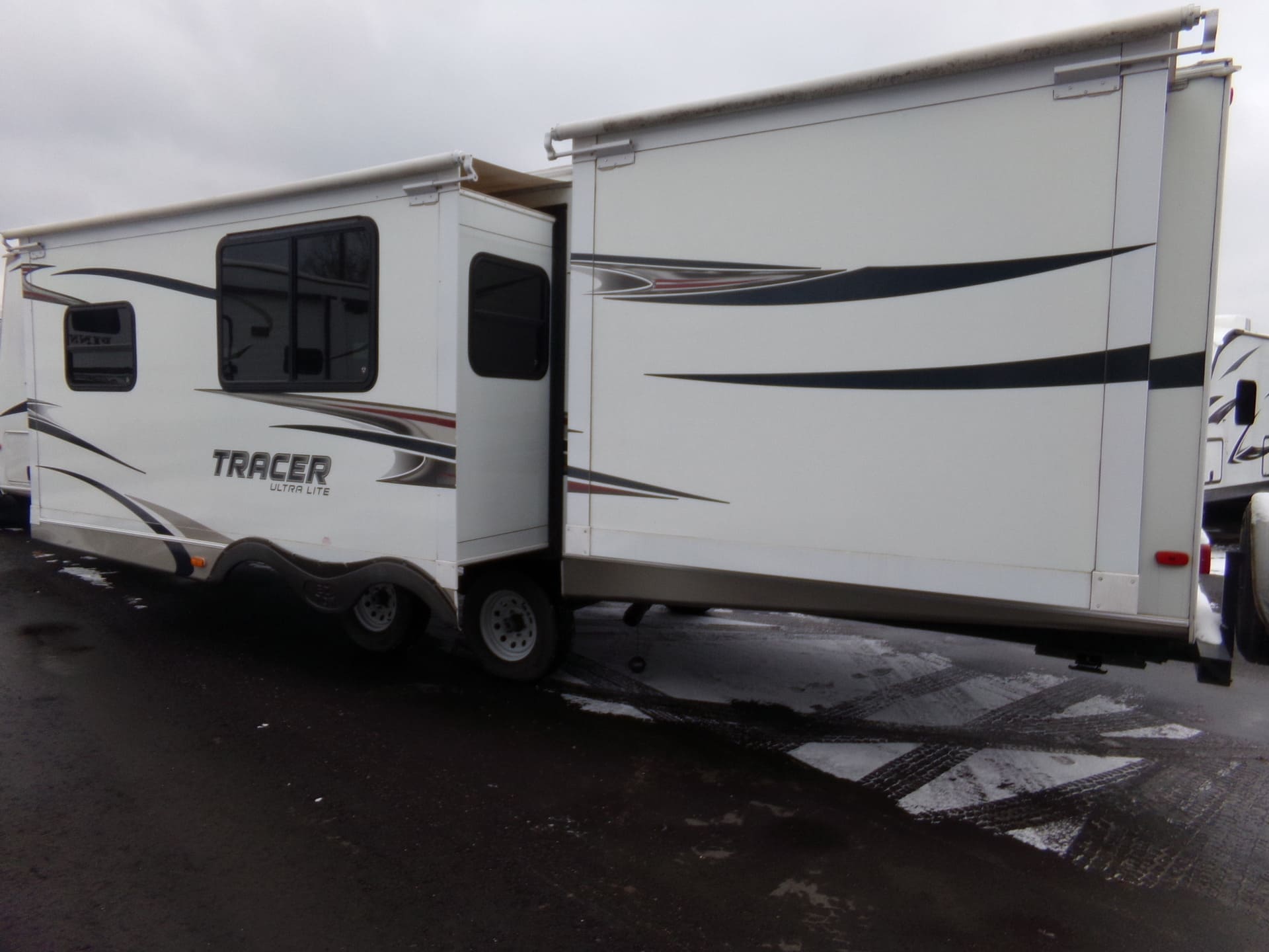 7TRACER TT 34' Sleeps 10, 2 Slides, 3150BHD Outside Kitchen Sun and