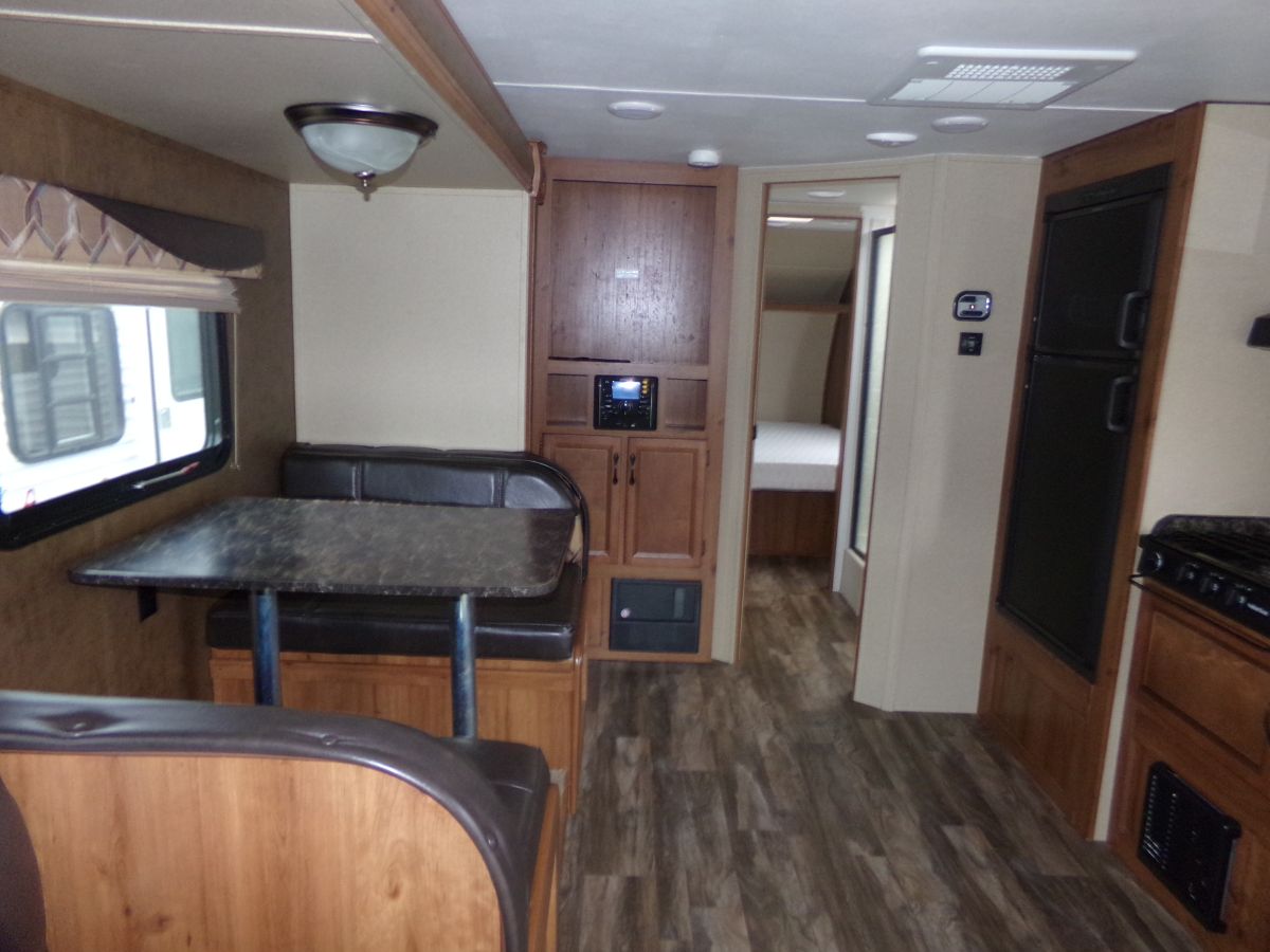 5GULFSTREAM TT 250RL 30' Sleeps 56 Modern Looking, Large Rear Window