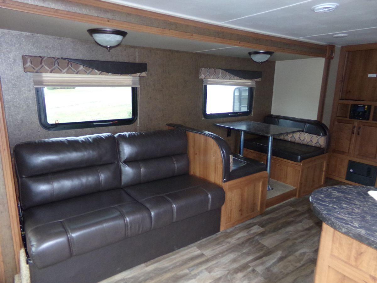 5GULFSTREAM TT 250RL 30' Sleeps 56 Modern Looking, Large Rear Window