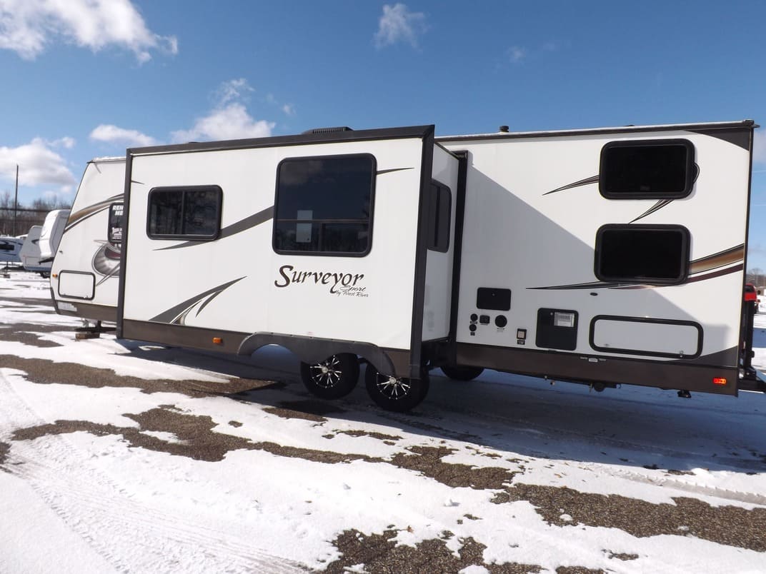 14SURVEYOR 34' TT Outside Kitchen, Double Full Size Bunk Beds Sun