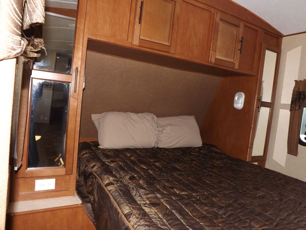 14SURVEYOR 34' TT Outside Kitchen, Double Full Size Bunk Beds Sun