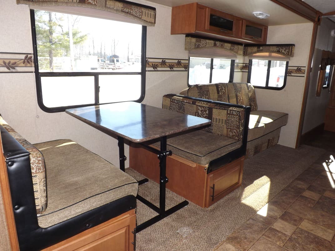 14SURVEYOR 34' TT Outside Kitchen, Double Full Size Bunk Beds Sun