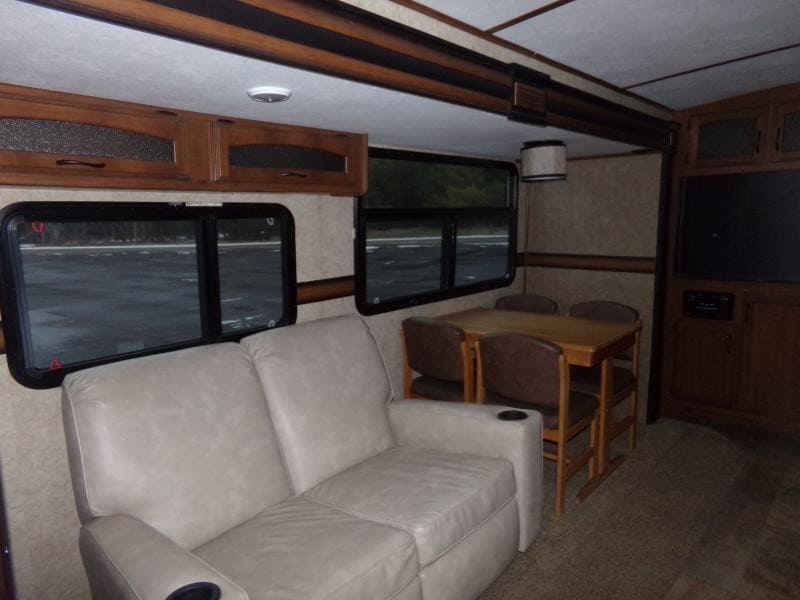 25WHITE HAWK (Jayco) TT 27DSRL 31.5' Sun and Fun RV Rentals RV and
