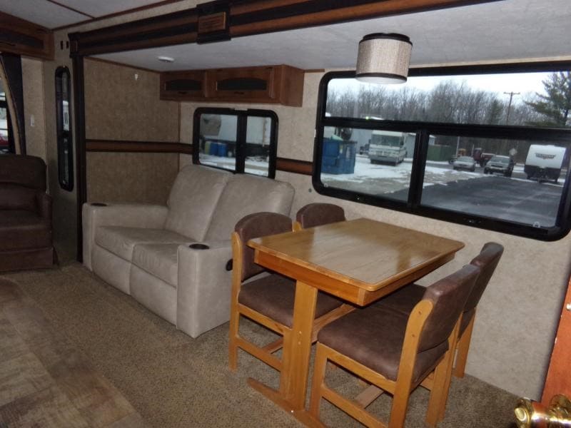 25WHITE HAWK (Jayco) TT 27DSRL 31.5' Sun and Fun RV Rentals RV and