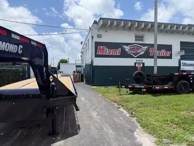 2025 Diamond C Trailers 40 Ft Hydraulic dove tail Flatbed Trailer