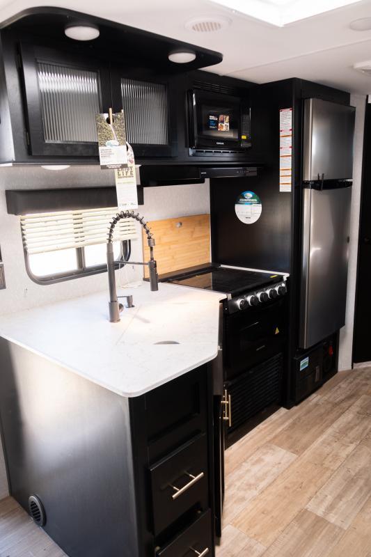 new Travel Trailers Grey Wolf Cherokee for sale, in Steinbach, MB Thumbnail 9