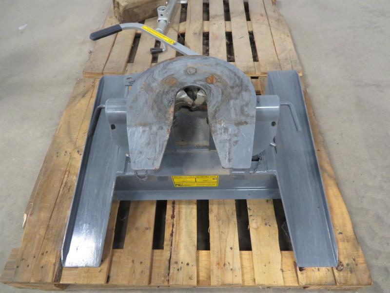 Used B&W Companion Fifth Wheel Hitch Used B&W Companion Fifth Wheel Hitch NH1c1216ng6x