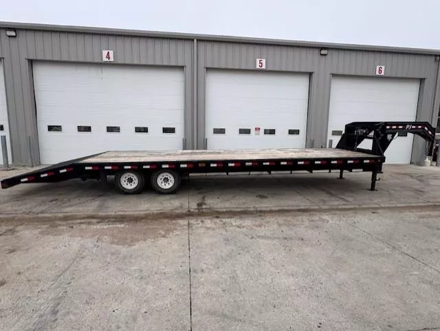 2010 PJ Trailers gooseneck Deckover Trailer