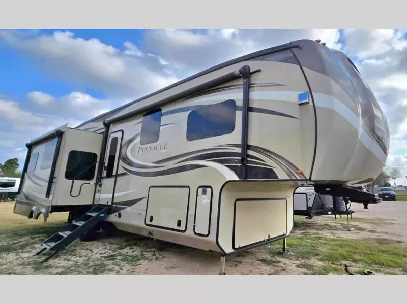 used Fifth Wheel Trailers Jayco Pinnacle for sale, in La Feria, TX image-0