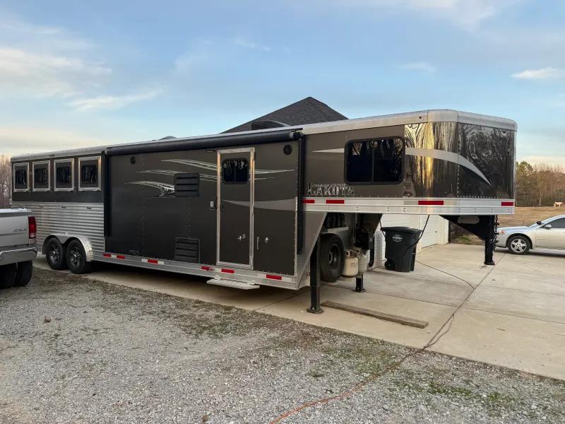 2020 Lakota 8411 Horse & Livestock