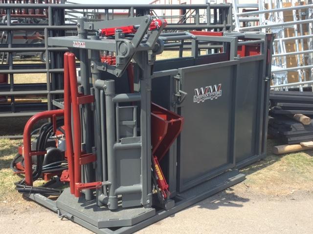 2020 WW Livestock Hydraulic Calf Table Chute 2020 WW Livestock Hydraulic Calf Table Chute