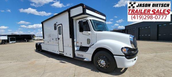 2004 Freightliner HaulMark Tandem W/ 17’ Box Totor Home 2004 Freightliner HaulMark Tandem W/ 17’ Box Totor Home