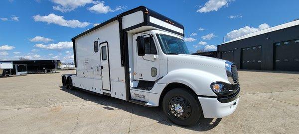 2004 Freightliner HaulMark Tandem W/ 17’ Box Totor Home 2004 Freightliner HaulMark Tandem W/ 17’ Box Totor Home