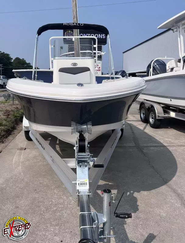 2025 Robalo R160 Center Console