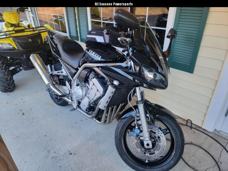 2001 Yamaha FZ1 Motorcycle 2001 Yamaha FZ1 Motorcycle