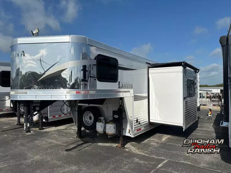 2018 Lakota 4H, 15'SW, Living Quarters with Slide OutTrailer