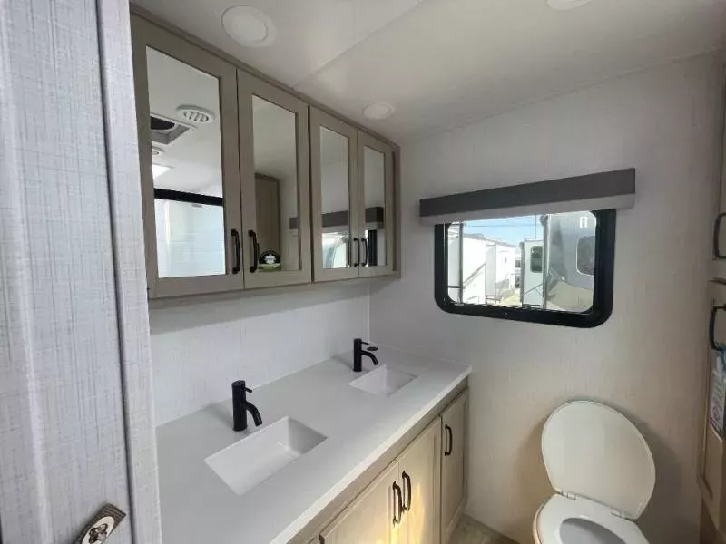 new Travel Trailers Forest River Rockwood Signature for sale, in Georgetown, TX Thumbnail 18