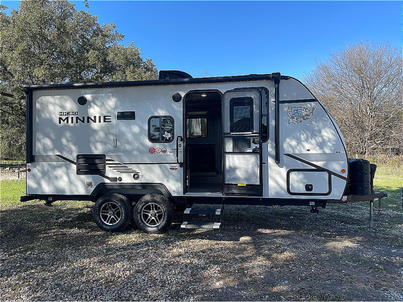 used Travel Trailers Winnebago Micro Minnie for sale, in Georgetown, TX Thumbnail 3