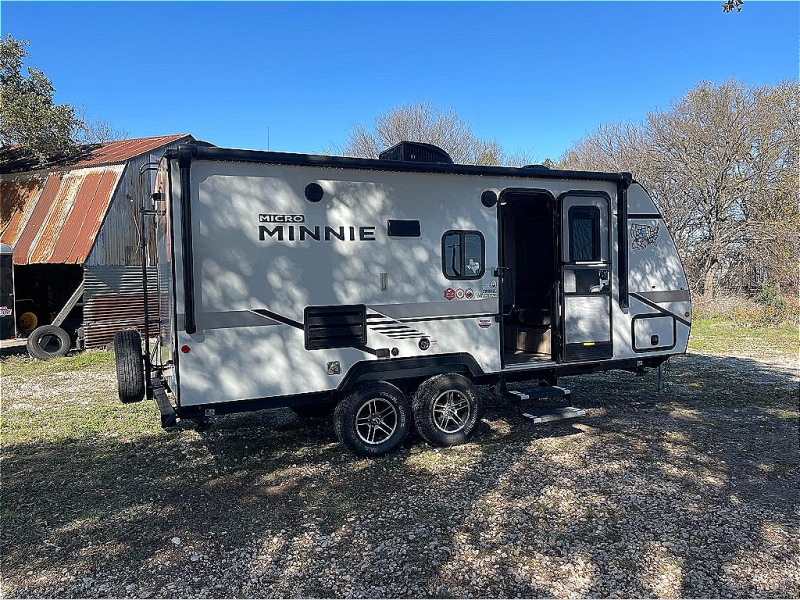 used Travel Trailers Winnebago Micro Minnie for sale, in Georgetown, TX Thumbnail 4