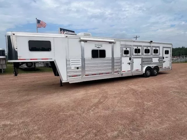 2013 Logan Coach Trailers living quarters horse Horse Trailer