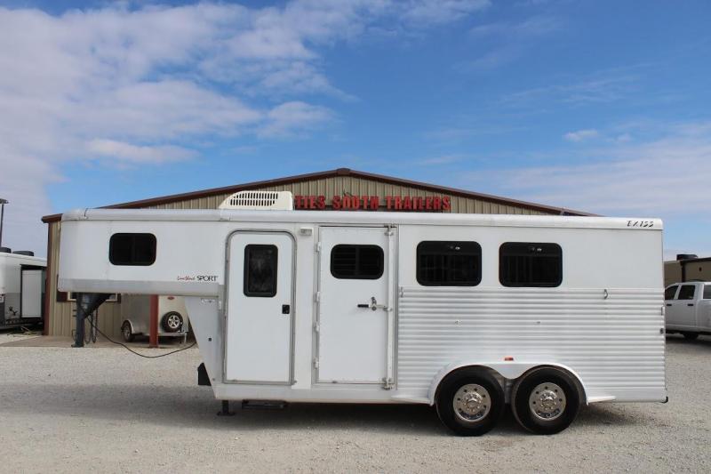 2004 Exiss Trailers Weekender Horse Trailer 2004 Exiss Trailers Weekender Horse Trailer