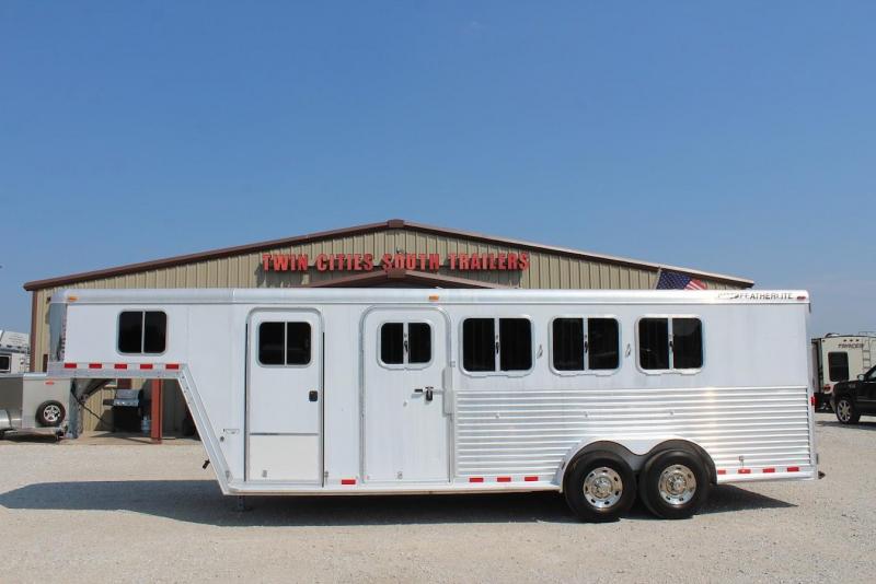 2004 Featherlite 4 horse slant gooseneck 2004 Featherlite 4 horse slant gooseneck