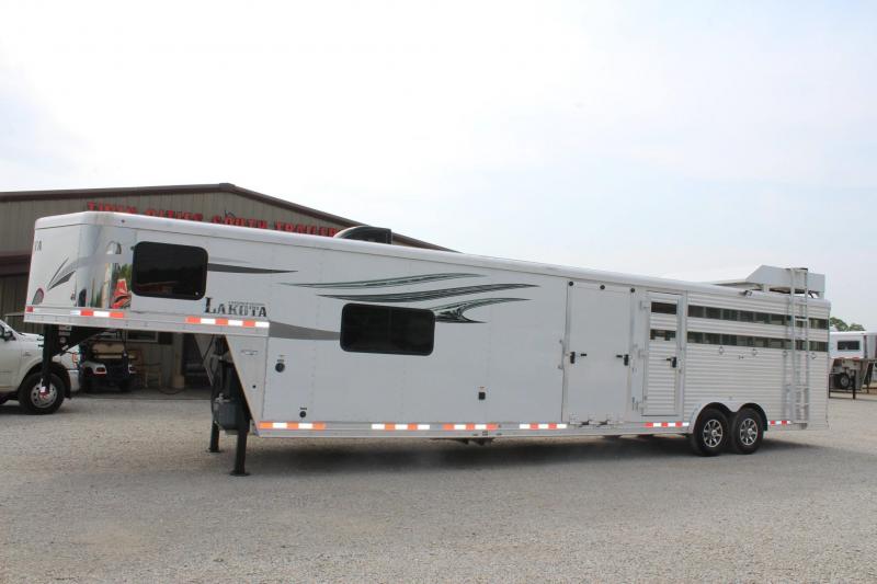 2018 Lakota Livestock Edition Horse Trailer 2018 Lakota Livestock Edition Horse Trailer