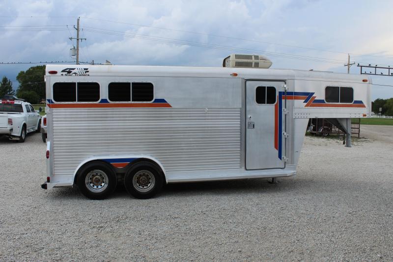 1991 4-Star Trailers dressing room Horse Trailer 1991 4-Star Trailers dressing room Horse Trailer