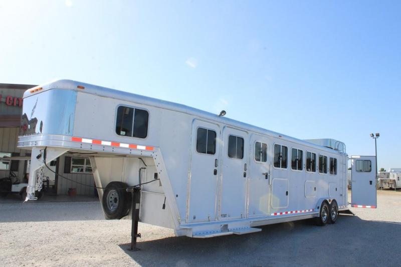 2004 Featherlite 6 horse with midtack and dressing room 2004 Featherlite 6 horse with midtack and dressing room