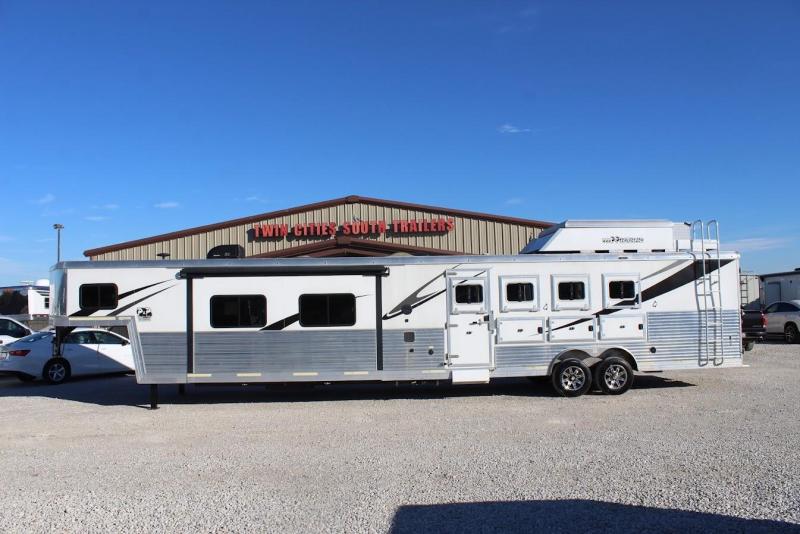 2017 Bison Trailers Living Quarter Horse Trailer 2017 Bison Trailers Living Quarter Horse Trailer