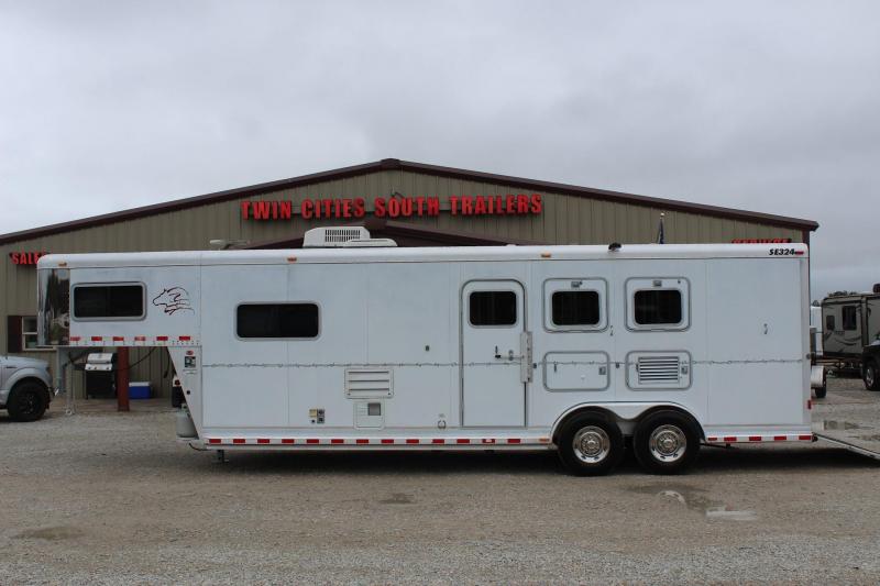 2004 Sooner living quarter Horse Trailer 2004 Sooner living quarter Horse Trailer